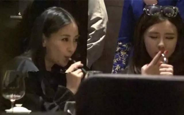 明星抽烟爆料视频播放下载,揭秘娱乐圈烟云背后的真实画面  第2张